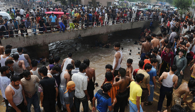 暑い！水路に飛び込む住民たち、パキスタン