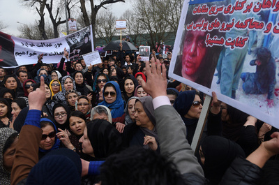 アフガン女性リンチ殺人、警官11人に禁錮1年