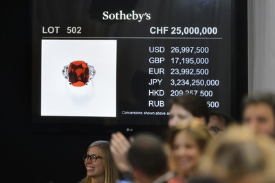 最高品質のルビーの指輪、36億円超で落札 史上最高額