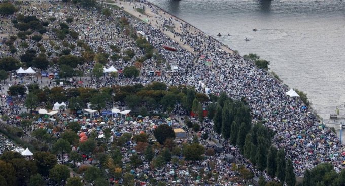 ソウル・汝矣島（ヨイド）の漢江（ハンガン）公園一帯が花火大会を見るために集まった市民ら(c)NEWSIS