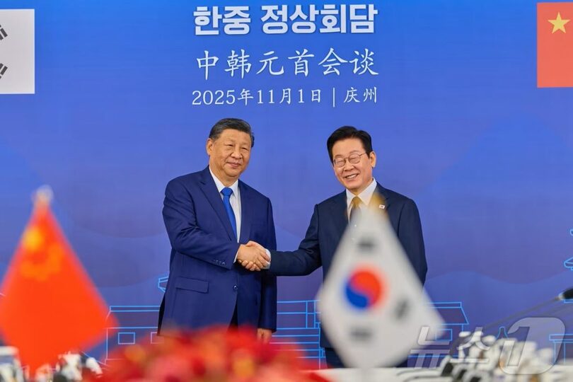2025年11月、韓中首脳会談の記念撮影に臨む韓国のイ・ジェミョン（李在明）大統領と中国の習近平国家主席＝大統領室提供(c)news1