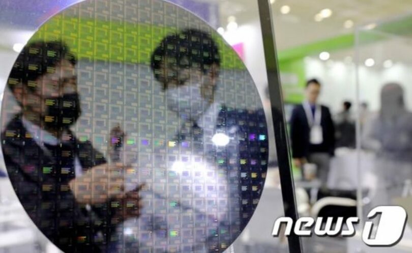 300mmウェハーについて説明するウェハー生産や供給企業アドバンテックの関係者(c)news1