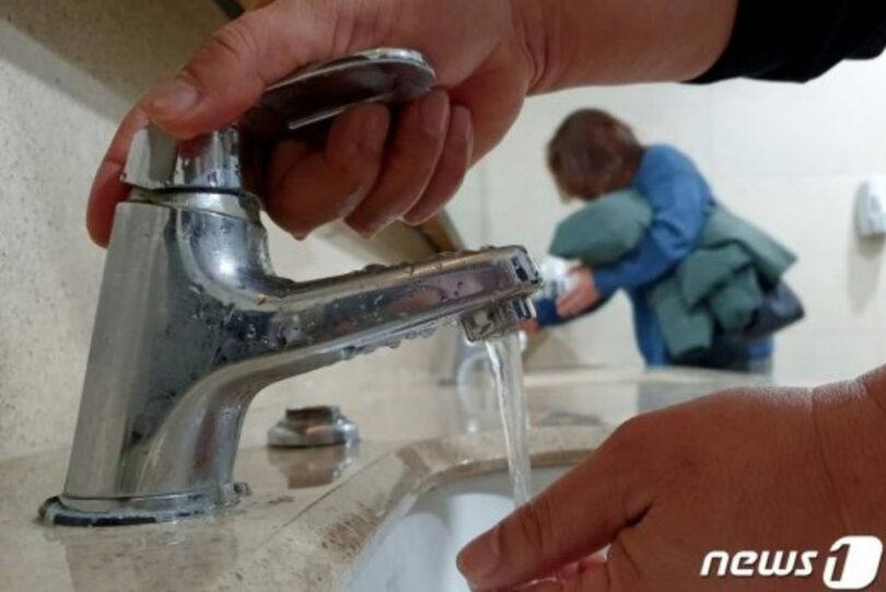 ソウル市龍山駅内の洗面台で、ある市民が手を洗うために水を流している(c)news1