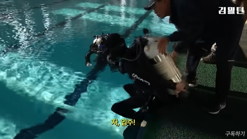 訓練を体験するMONEYTODAY記者(c)MONEYTODAY