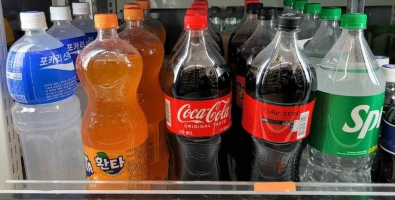 ソウルのあるコンビニに陳列されている飲料(c)NEWSIS