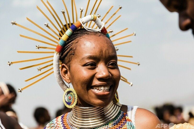 若い女性が舞うズールー人の伝統儀式、新たな王が祝う 南ア