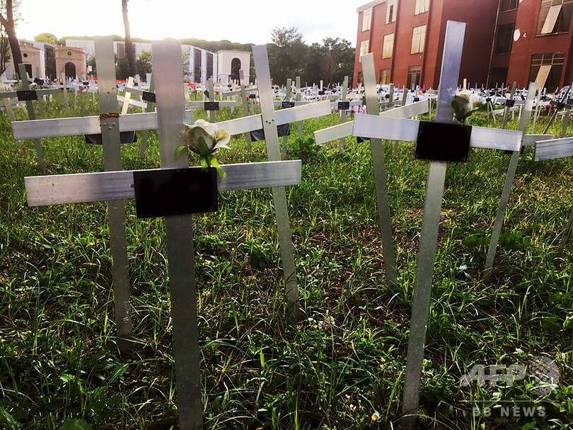 中絶胎児の秘密墓地発見、十字架に手術受けた女性らの名 伊に衝撃