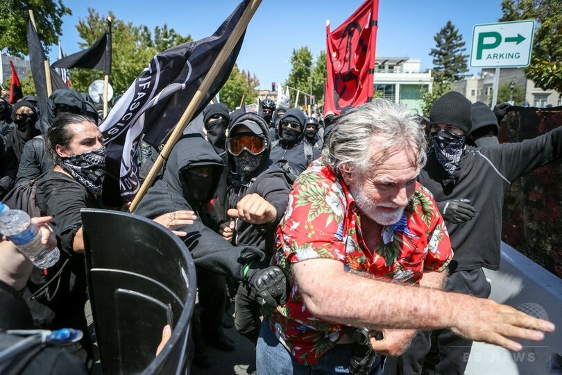 予定された右派の集会に対抗デモ、10人超の身柄拘束 米加州