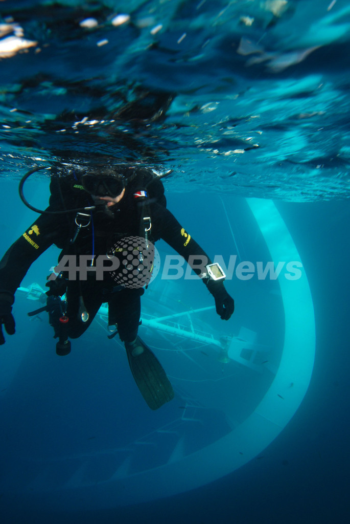 伊客船の救助活動、悪天で一時中断 沈没防止策を検討