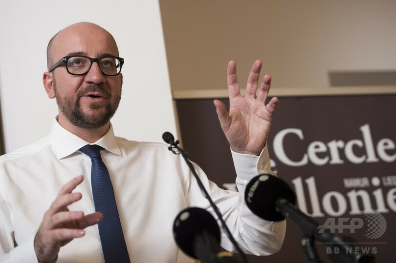 ベルギー首相、演説中にマヨネーズかけられる