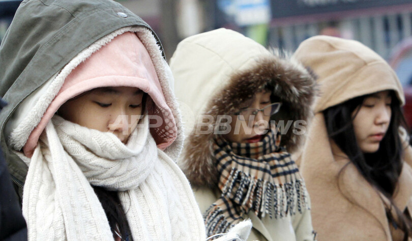 手袋・マフラーして仕事、「室温20度」節電令に凍える韓国市民