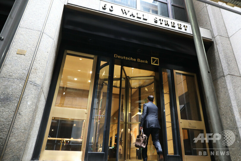 解雇通知を手に玄関を…ドイツ銀の人員削減、行員らに陰鬱な空気