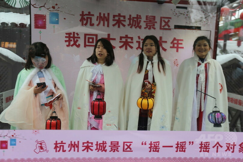 春節の帰省前に恋人を… 古代衣装を着た男女がお見合い　杭州