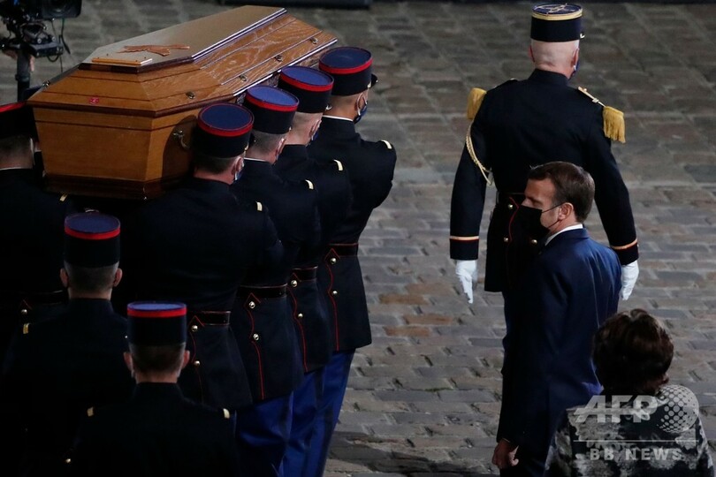 フランスは「風刺画やめない」 マクロン氏、教師国葬で宣言