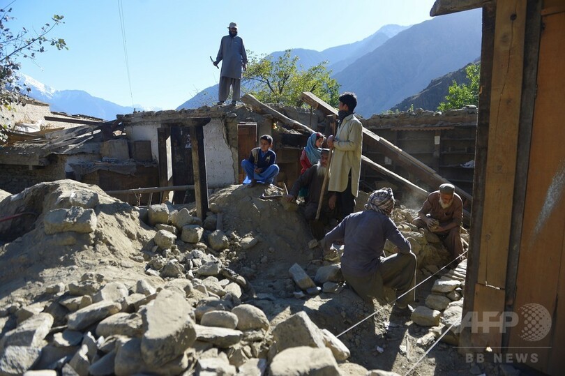 迫る冬の到来、助け合う被災者たち アフガン・パキスタン地震