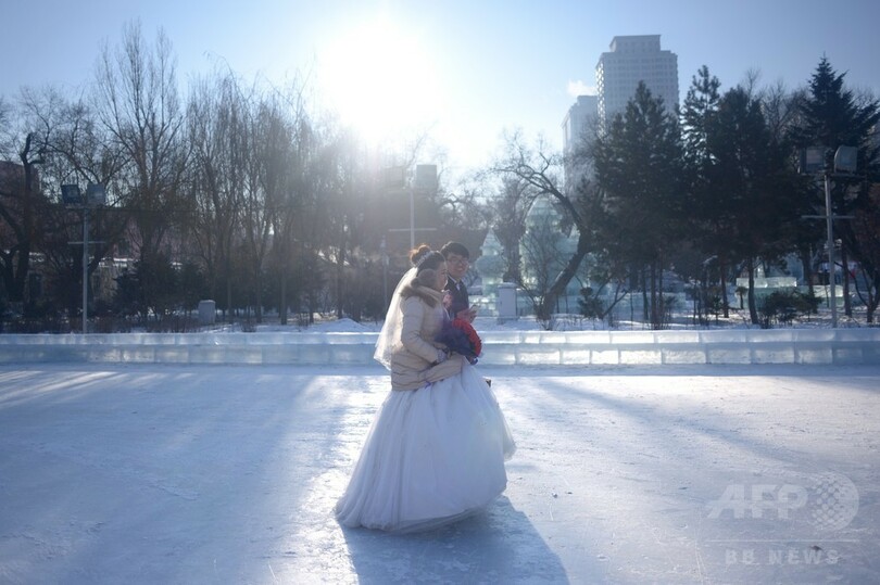 氷雪像に映える純白の花嫁、「ハルビン国際氷雪祭」で結婚式