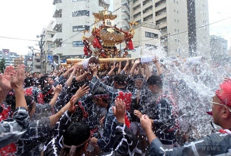 豪快に水掛け 江戸三大祭りの一つ 深川八幡祭り 写真11枚 国際ニュース Afpbb News