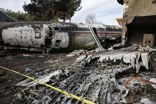 イラン軍輸送機 滑走路外れ建物に衝突 炎上 15人死亡 写真9枚 国際ニュース Afpbb News