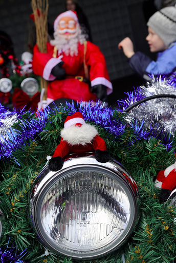 ハーレーに乗ったサンタがプレゼント届けます、チューリヒ 写真6枚