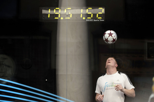サッカーボールのリフティングでギネス記録達成、連続24時間 写真2枚