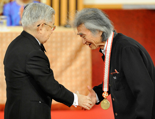 世界文化賞授賞式典、小澤征爾さんら笑顔で受賞 写真15枚 国際