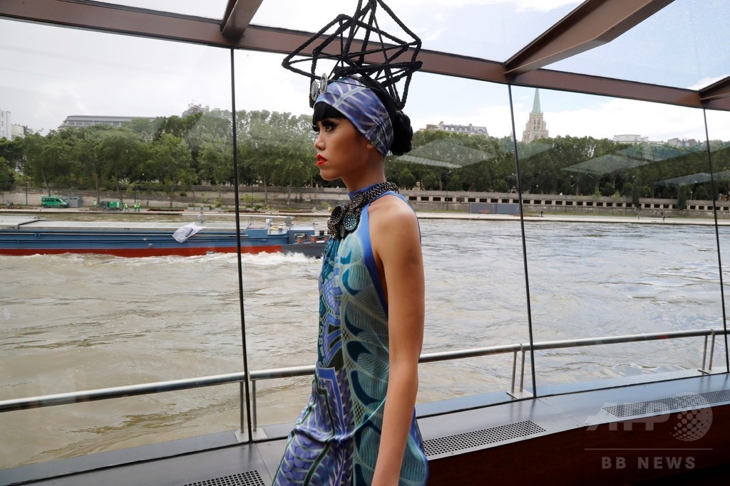 セーヌ川の船上でファッションショー