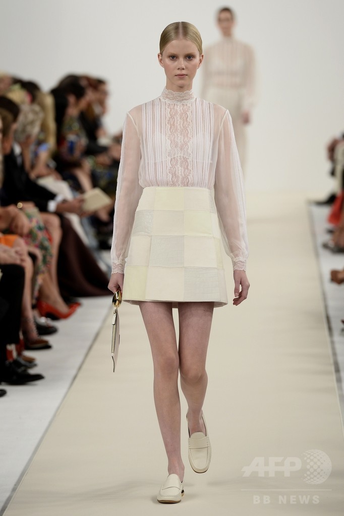 「ヴァレンティノ」、白一色のオートクチュール発表