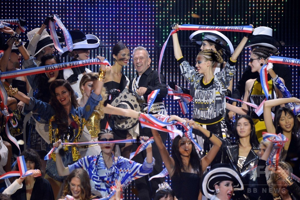 ラストショーはミスコン風の演出、「ジャンポール・ゴルチエ」15年春夏