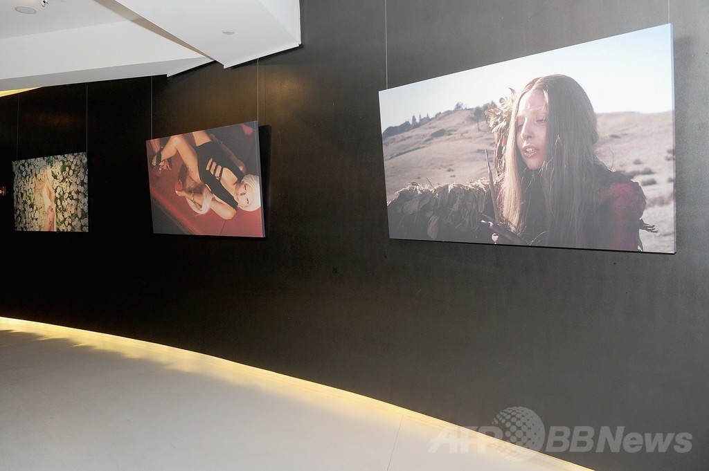 ニューヨークのホテルでレディー・ガガの衣装など展示