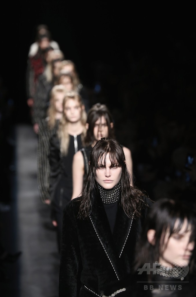 レザーやベルベットで表現するヘビメタ、「アレキサンダー ワン」15/16年秋冬