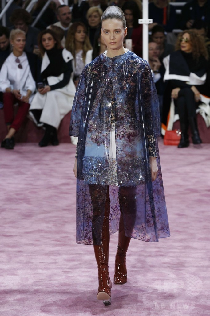 50～70年代の要素を取り入れた新たな女性像を提案、「ディオール」15年春夏オートクチュール