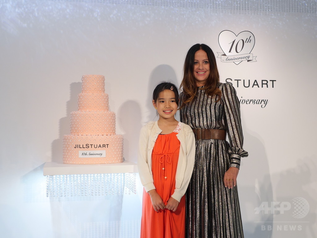 ジルスチュアート ビューティ、10周年記念パーティ開催