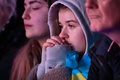 英ロンドンのトラファルガー広場で、ロシアのウクライナ侵攻開始から1年を翌日に控え開かれた集会に参加した人々（2023年2月23日撮影）。(c)JUSTIN TALLIS / AFP