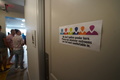 米テキサス州ヒューストンのLGBTQ向け高齢者施設「ロー・ハリントンセンター」のトイレのドアに張られた紙。「安心できる方を使って」とある（2021年6月24日撮影）。(c)Francois PICARD / AFP