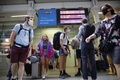 英ロンドンのセントパンクラス駅で、到着ゲートを通過する乗客ら（2020年8月14日撮影）。(c)Tolga AKMEN / AFP