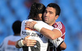 カンピオナート・ブラジレイロ（ブラジル全国選手権）1部の試合でアトレチコ・ ミネイロ（Clube Atletico Mineiro）のロナウジーニョ（Ronaldinho Gaucho）と抱擁を交わすフルミネンセ（Fluminense）のデコ（Deco、2012年7月29日撮影）。(c)AFP/VANDERLEI ALMEIDA