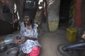 写真は、モガディシオ（Mogadishu）近郊に避難した国内避難民の女性。2007年1月1日撮影。（c）AFP/Peter Delarue