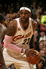 09-10NBA、シカゴ・ブルズ（%%Chicago Bulls%%）戦でボールをキープするクリーブランド・キャバリアーズ（%%Cleveland Cavaliers%%）のレブロン・ジェームズ（%%LeBron James%%）。（2009年12月4日撮影）(c)AFP/Getty Images/NBAE/David Liam Kyle