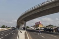 コートジボワール・アビジャン郊外に建設された、日本が資金協力した高架橋（2019年12月16日撮影）。(c)SIA KAMBOU / AFP