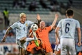 サッカー国際親善試合、オランダ対スコットランド。スコットランドのリンドン・ダイクス（左）とボールを競るオランダのデイヴィ・クラーセン（中央、2021年6月2日撮影）。(c)PATRICIA DE MELO MOREIRA / AFP