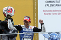 世界ロードレース選手権（WGP 2012）第18戦バレンシアGPは11日、スペインのバレンシア・サーキット（Circuit de la Comunitat Valenciana Ricardo Tormo）でMotoGPクラス決勝が行われ、レプソル・ホンダ（Repsol Honda）のダニ・ペドロサ（Dani Pedrosa）が48分23秒819で優勝を飾った。

2位に入り、表彰台で歓喜するヤマハ・ファクトリーの中須賀克行（Katsuyuki Nakasuga、2012年11月11日撮影）。(c)AFP/JAVIER SORIANO