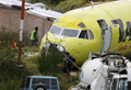 エクアドルの首都キト（Quito）のマリスカル・スクレ（Mariscal Sucre）空港で、滑走路を外れる事故を起こした同国のIcora航空の旅客機（2008年9月22日撮影）。(c)AFP/Rodrigo BUENDIA