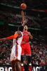 11-12NBAは12日、各地で試合が行われ、シカゴ・ブルズ（Chicago Bulls）は104-99でニューヨーク・ニックス（New York Knicks）に勝利した。

ニューヨーク・ニックスのアマレ・スタウドマイアー（Amare Stoudemire、手前）の上からシュートを狙うシカゴ・ブルズのデリック・ローズ（Derrick Rose、2012年3月12日撮影）。(c)AFP/Getty Images/NBAE/Gary Dineen
