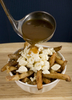 カナダ東部ケベック（Quebec）州の伝統料理「プーティン（Poutine%）」（2007年11月20日撮影）。(c)AFP/David BOILY