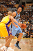 08-09NBA西カンファレンスプレーオフ1回戦、ロサンゼルス・レイカーズ（%%Los Angeles Lakers%%）対ユタ・ジャズ（%%Utah Jazz%%）第5戦。試合はレイカーズが107-96で勝利し、通算戦績を4勝1敗として同準決勝に進んだ。レイカーズは、コービー・ブライアント（%%Kobe Bryant%%）が両チーム最多の31得点を奪って勝利し、5戦目でジャズとのプレーオフ1回戦を制した。写真はレイカーズのデレク・フィッシャー（%%Derek Fisher%%、左）とマッチアップするジャズのデロン・ウィリアムス（%%Deron Williams%%）。（2009年4月27日撮影）(c)AFP/Getty Images/NBAE/Andrew D. Bernstein