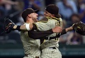 21MLB、テキサス・レンジャーズ対サンディエゴ・パドレス。ノーヒットノーランを達成して捕手のビクター・カラティーニ（右）と喜ぶサンディエゴ・パドレスのジョー・マスグローブ（2021年4月9日撮影）。(c)Ronald Martinez/Getty Images/AFP