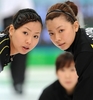 2010年%%バンクーバー冬季五輪%%、カーリング女子1次リーグ、日本対スイス。日本は4-10で敗れ、通算成績を3勝4敗とした。写真はストーンを見つめる日本の本橋麻里（%%Mari Motohashi%%、右）と近江谷杏菜（%%Anna Omiya%%）。（2010年2月22日撮影）(c)AFP/TOSHIFUMI KITAMURA