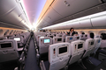 全日本空輸（All Nippon Airways、ANA）に25日引き渡された米航空機大手ボーイング（Boeing）の新世代旅客機「ボーイング787ドリームライナー（Boeing 787 Dreamliner）」1号機が28日、東京・羽田空港に到着した。

前日、明け方の曇り空のもと、予定より45分遅れで米ワシントン（Washington）州エバレット（Everett）のペインフィールド（Paine Field）空港を離陸した787は28日午前9時過ぎ、羽田空港に到着。多くの報道陣、航空ファンらに迎えられた。

1機平均2億200万ドル（約155億円）、乗客定員は330席。当初の予定では2008年初めに最初の機体が全日空に納入される予定だった。ボーイングにとってドリームライナーは、軽量化を図った中型旅客機の成功を賭けた存在でもある。

全日空は来月26日、成田発香港行きの便で、787を世界で初めて導入する。その後、羽田－北京（Beijing）や羽田－フランクフルト（Frankfurt）線でも運航していく。

写真は東京・羽田空港に到着後、報道陣に公開された全日本空輸のボーイング787ドリームライナー1号機の機内（2011年9月28日撮影）。(c)AFP/KAZUHIRO NOGI
