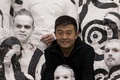 仏パリでアートパフォーマンスに参加する中国人アーティストの劉勃麟氏（2015年3月19日撮影）。AFP/KENZO TRIBOUILLARD