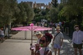 ギリシャの首都アテネのアクロポリス遺跡を訪れた観光客（2024年6月12日撮影）。(c)STRINGER / AFP